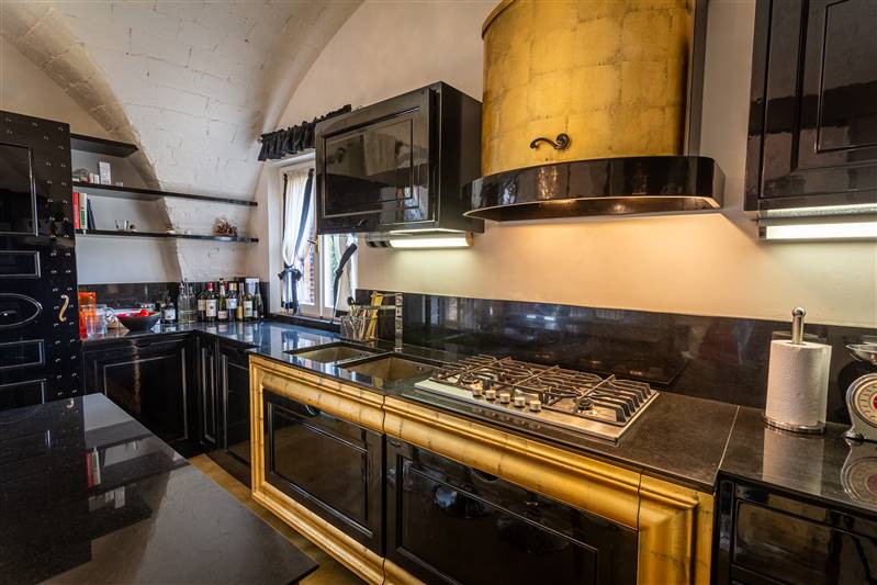 Eleganza toscana e design contemporaneo nel cuore di un borgo storico