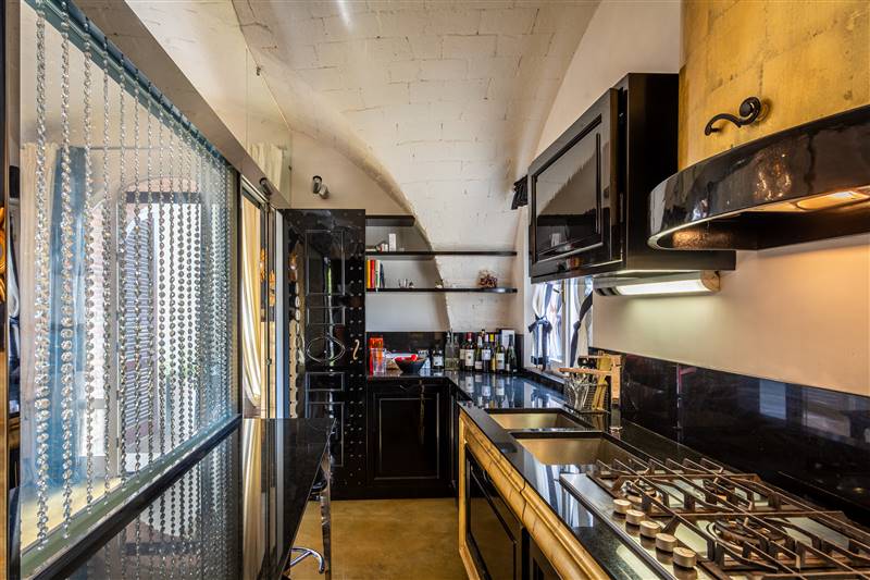 Eleganza toscana e design contemporaneo nel cuore di un borgo storico