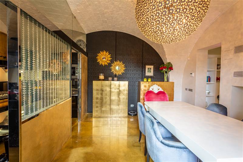 Eleganza toscana e design contemporaneo nel cuore di un borgo storico