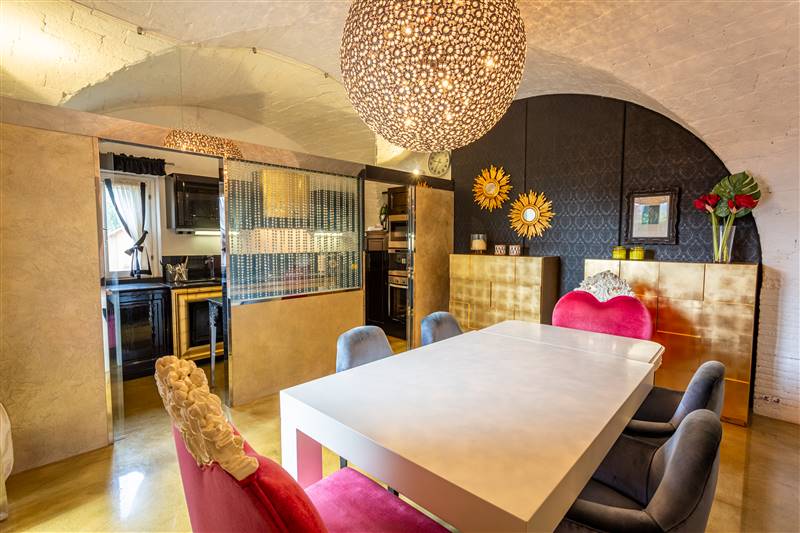 Eleganza toscana e design contemporaneo nel cuore di un borgo storico