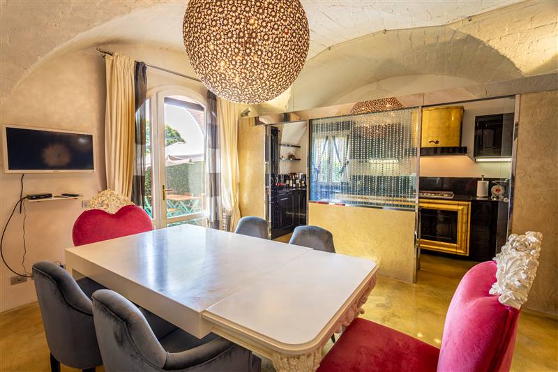 Eleganza toscana e design contemporaneo nel cuore di un borgo storico