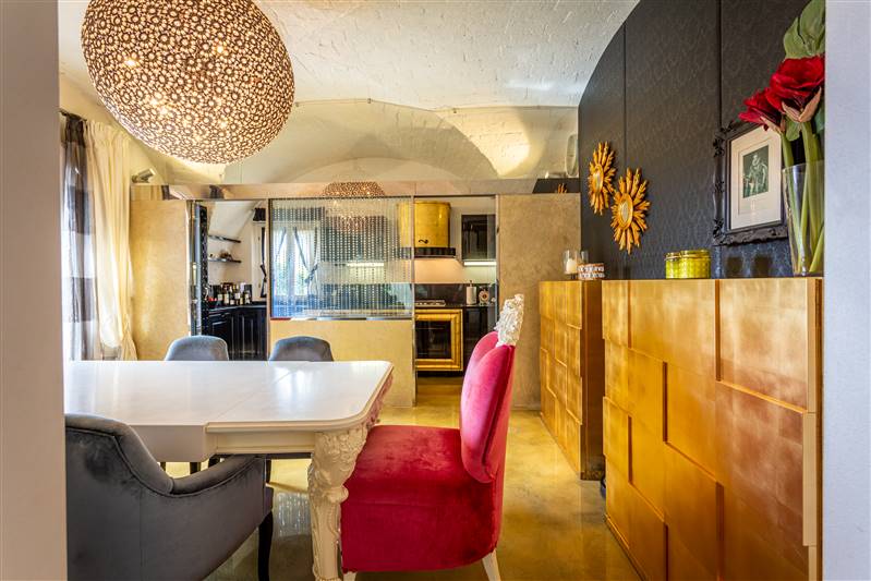 Eleganza toscana e design contemporaneo nel cuore di un borgo storico