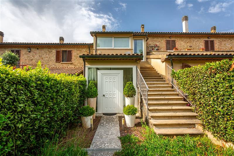 Eleganza toscana e design contemporaneo nel cuore di un borgo storico