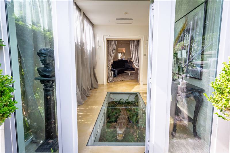 Eleganza toscana e design contemporaneo nel cuore di un borgo storico