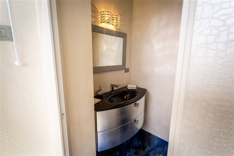 Eleganza toscana e design contemporaneo nel cuore di un borgo storico