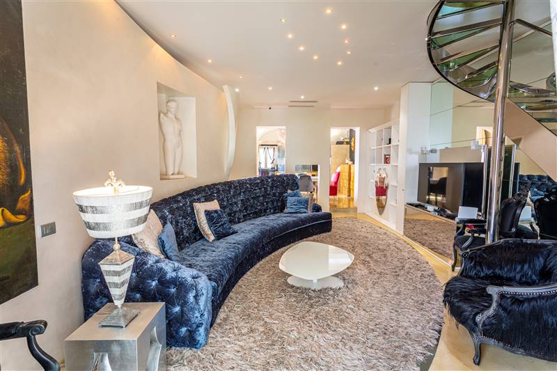 Eleganza toscana e design contemporaneo nel cuore di un borgo storico