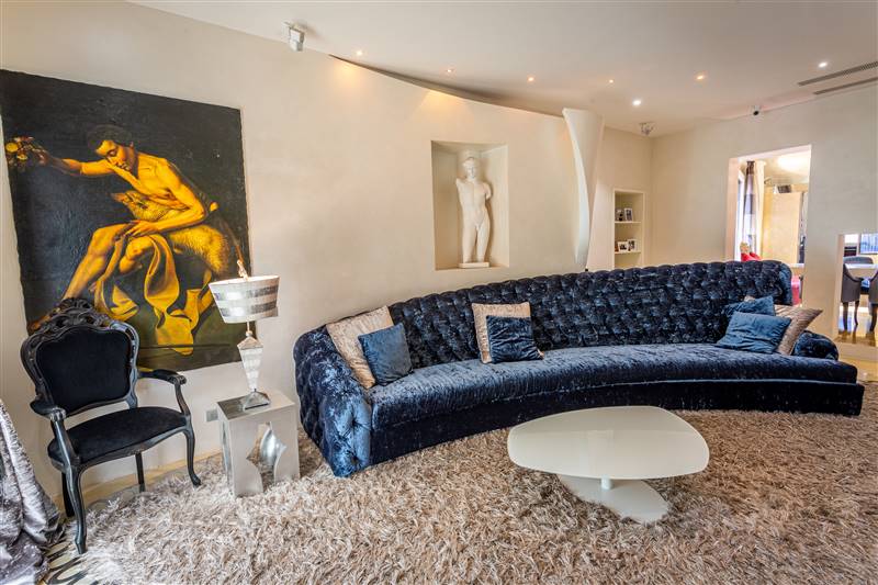 Eleganza toscana e design contemporaneo nel cuore di un borgo storico