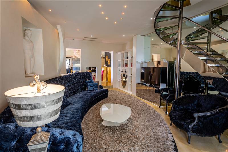 Eleganza toscana e design contemporaneo nel cuore di un borgo storico