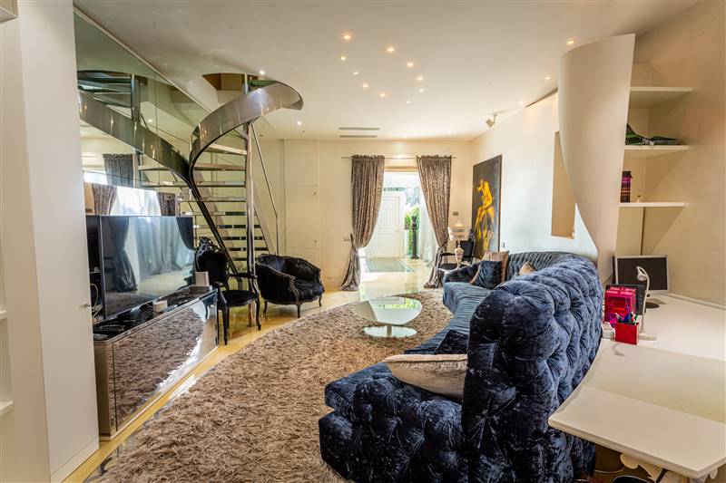 Eleganza toscana e design contemporaneo nel cuore di un borgo storico