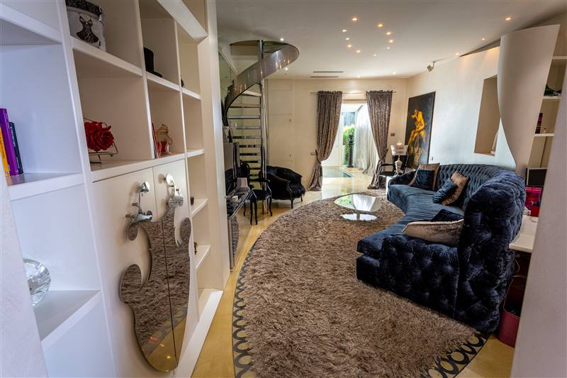 Eleganza toscana e design contemporaneo nel cuore di un borgo storico
