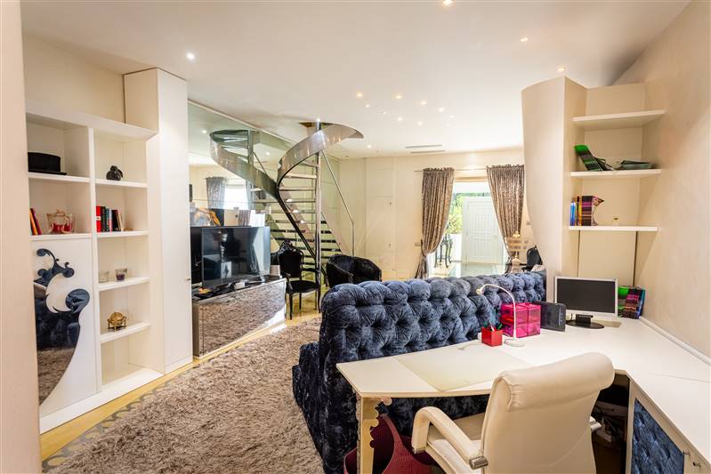 Eleganza toscana e design contemporaneo nel cuore di un borgo storico