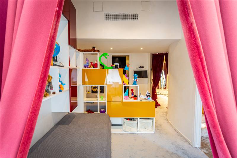 Eleganza toscana e design contemporaneo nel cuore di un borgo storico