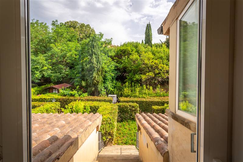 Eleganza toscana e design contemporaneo nel cuore di un borgo storico