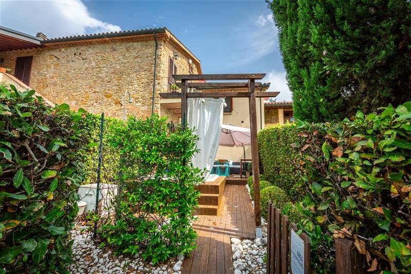 Eleganza toscana e design contemporaneo nel cuore di un borgo storico
