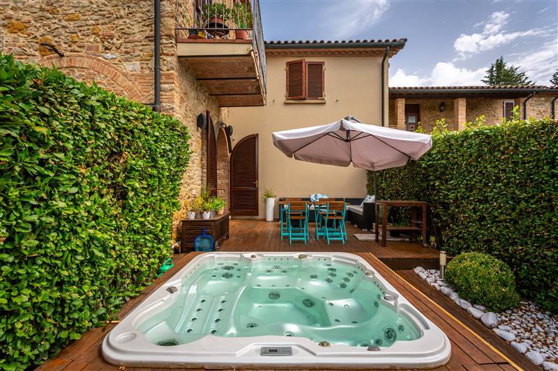 Eleganza toscana e design contemporaneo nel cuore di un borgo storico