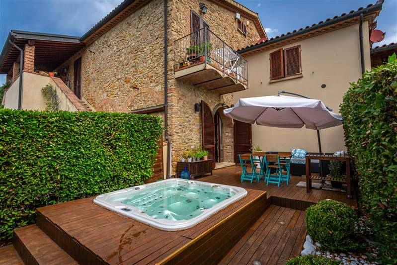 Eleganza toscana e design contemporaneo nel cuore di un borgo storico