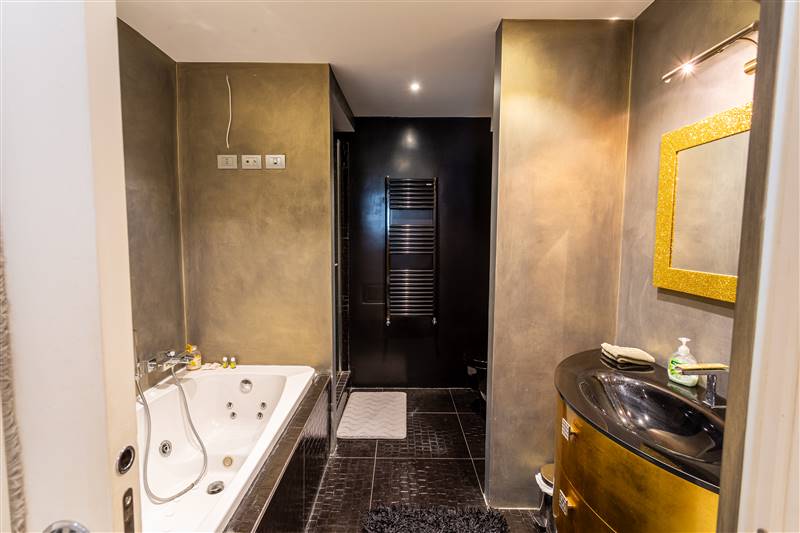 Eleganza toscana e design contemporaneo nel cuore di un borgo storico