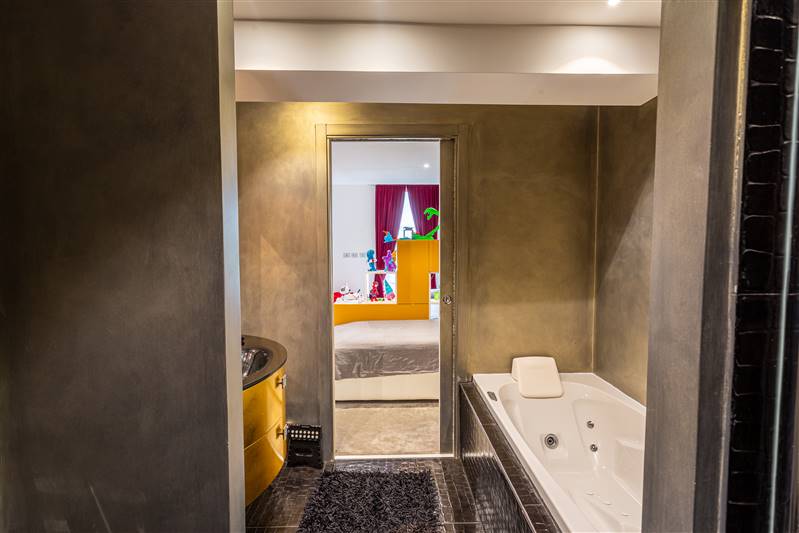 Eleganza toscana e design contemporaneo nel cuore di un borgo storico