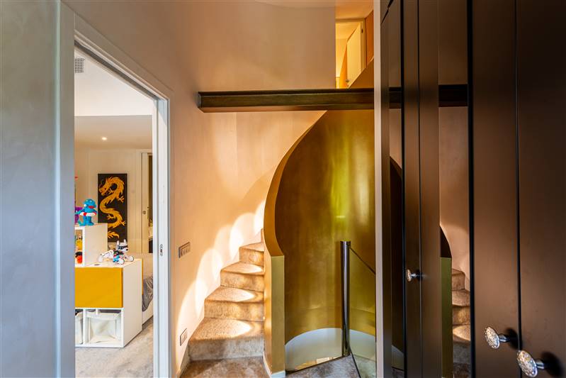 Eleganza toscana e design contemporaneo nel cuore di un borgo storico