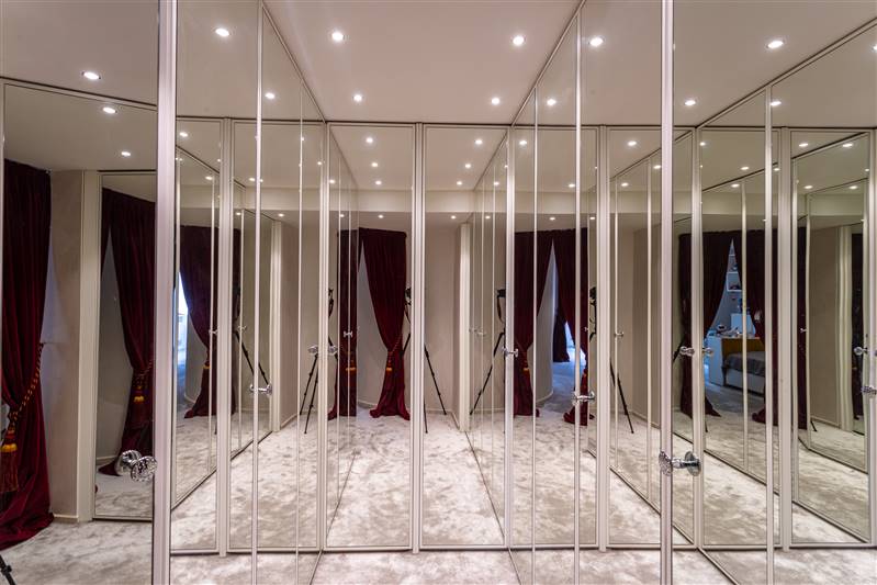 Eleganza toscana e design contemporaneo nel cuore di un borgo storico