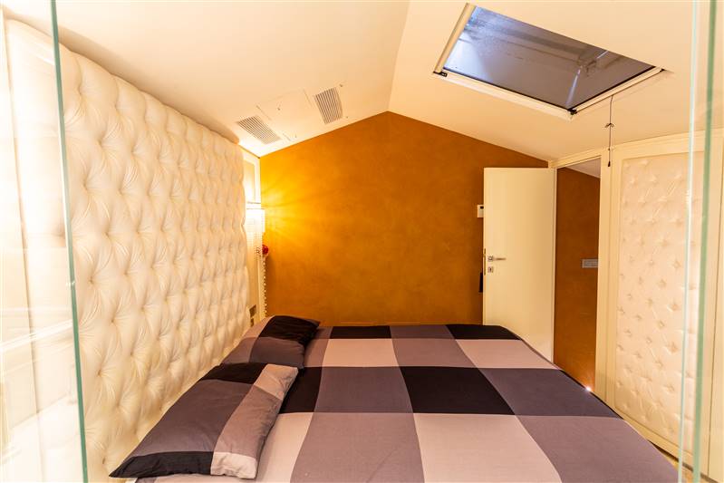 Eleganza toscana e design contemporaneo nel cuore di un borgo storico
