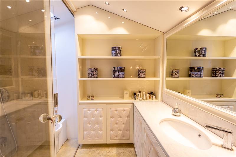 Eleganza toscana e design contemporaneo nel cuore di un borgo storico