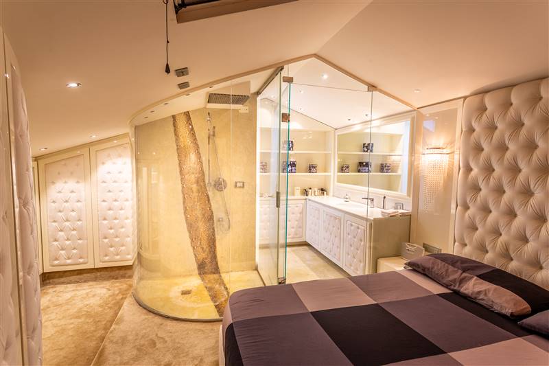 Eleganza toscana e design contemporaneo nel cuore di un borgo storico