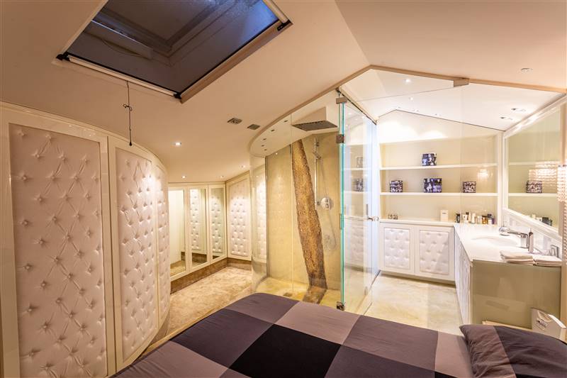 Eleganza toscana e design contemporaneo nel cuore di un borgo storico