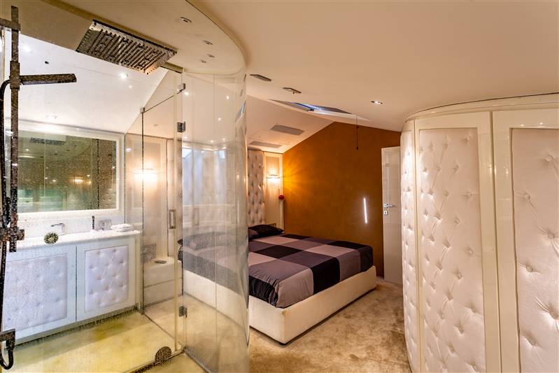 Eleganza toscana e design contemporaneo nel cuore di un borgo storico