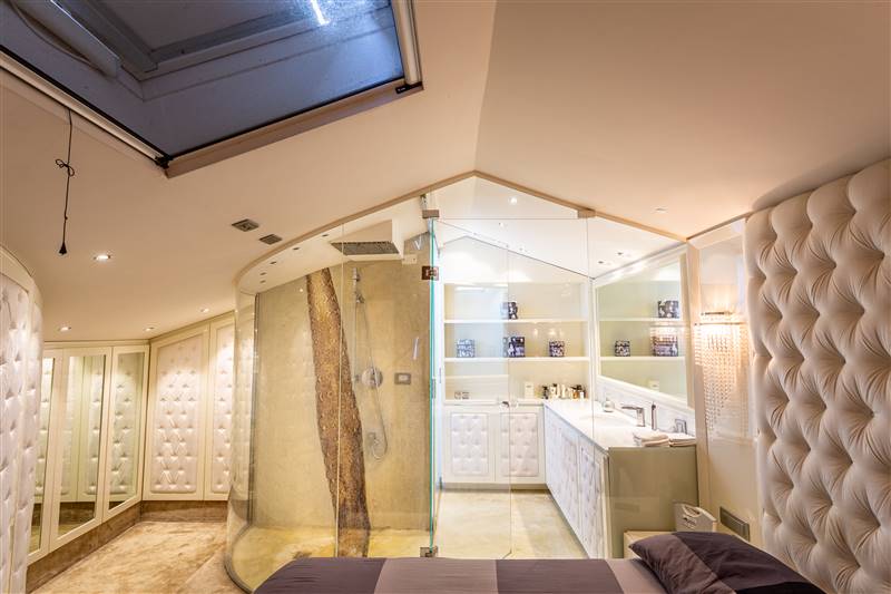 Eleganza toscana e design contemporaneo nel cuore di un borgo storico