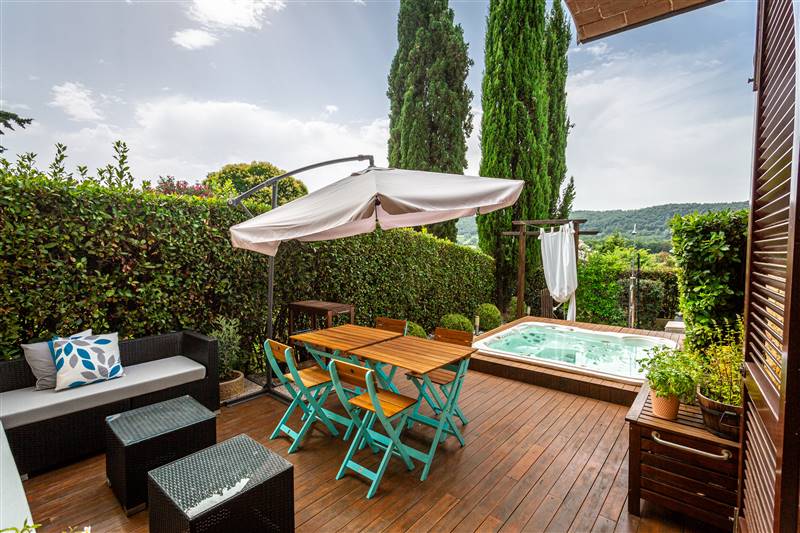Eleganza toscana e design contemporaneo nel cuore di un borgo storico