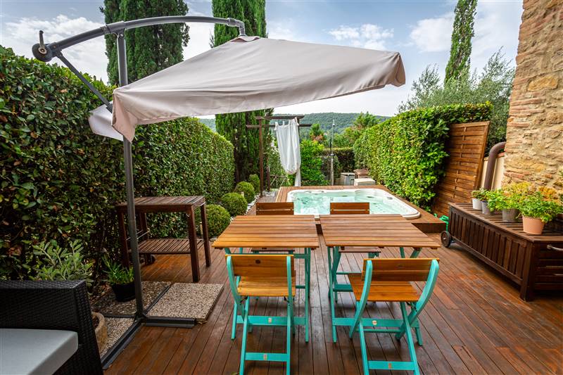 Eleganza toscana e design contemporaneo nel cuore di un borgo storico