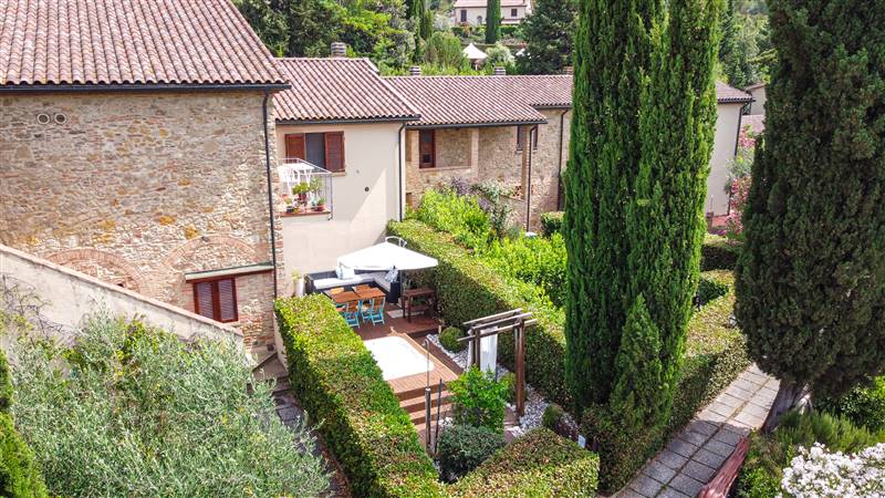 Eleganza toscana e design contemporaneo nel cuore di un borgo storico