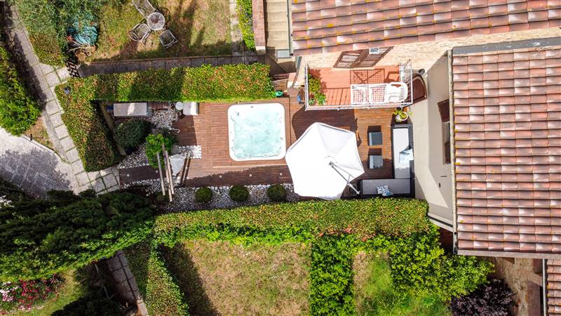 Eleganza toscana e design contemporaneo nel cuore di un borgo storico