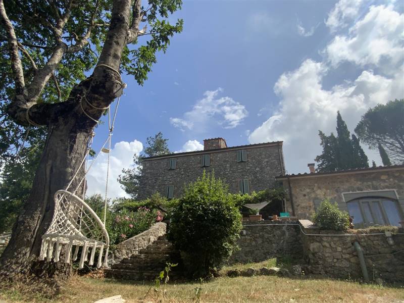 Casale in pietra immerso nelle colline 