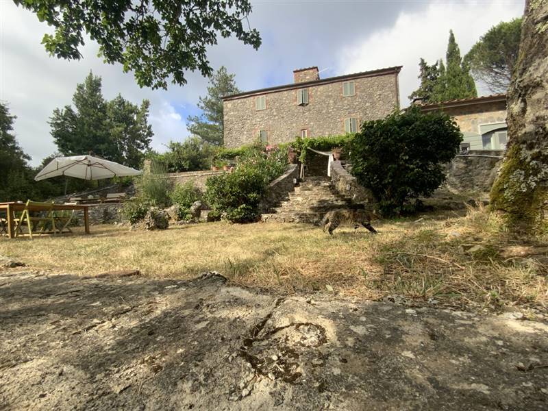Casale in pietra immerso nelle colline 