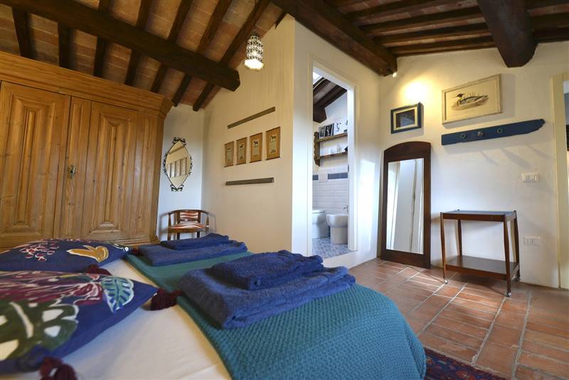 Casale in pietra immerso nelle colline 