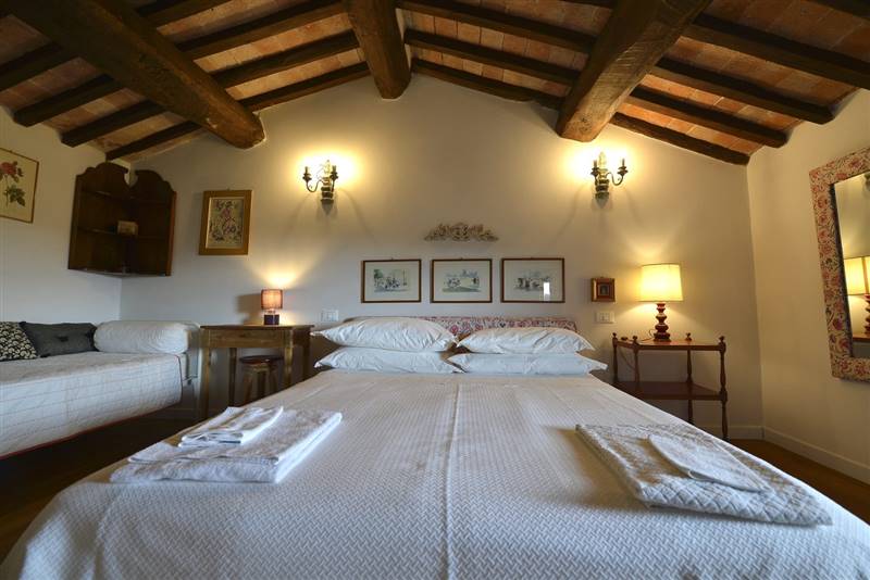 Casale in pietra immerso nelle colline 