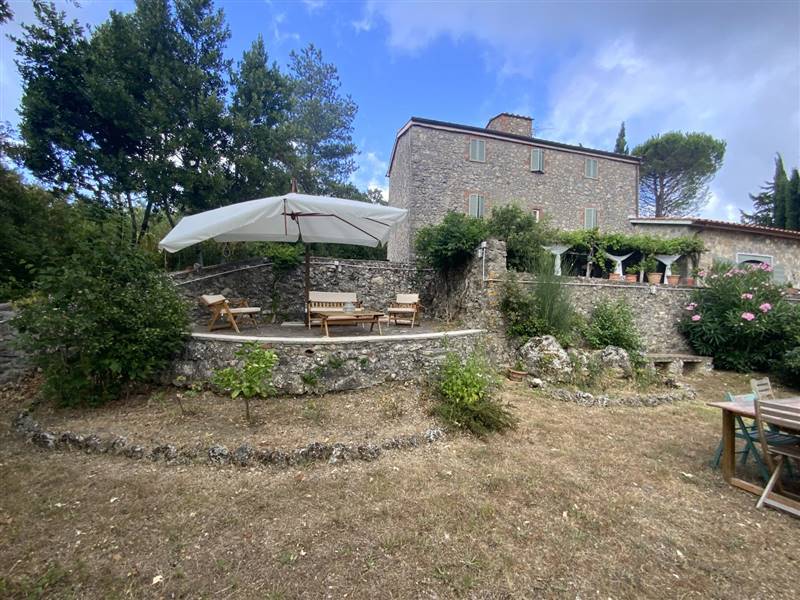 Casale in pietra immerso nelle colline 