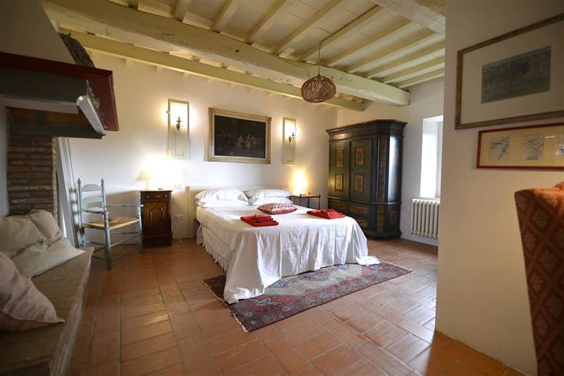 Casale in pietra immerso nelle colline 