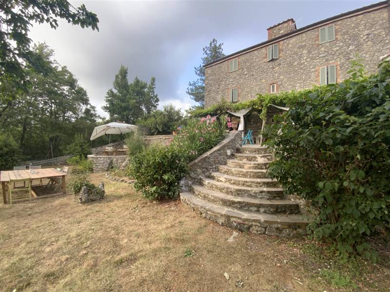 Casale in pietra immerso nelle colline 