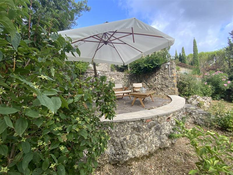 Casale in pietra immerso nelle colline 