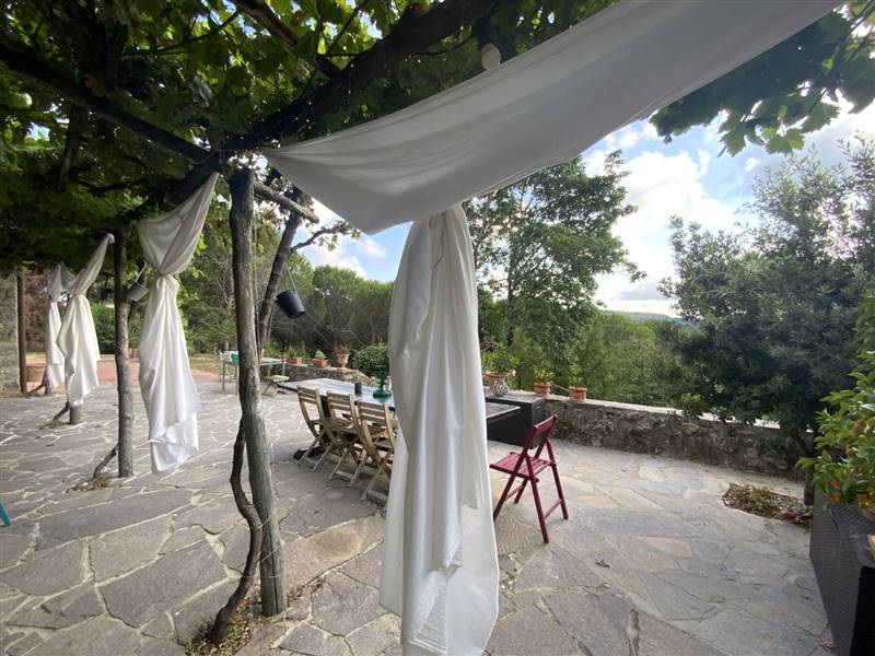Casale in pietra immerso nelle colline 