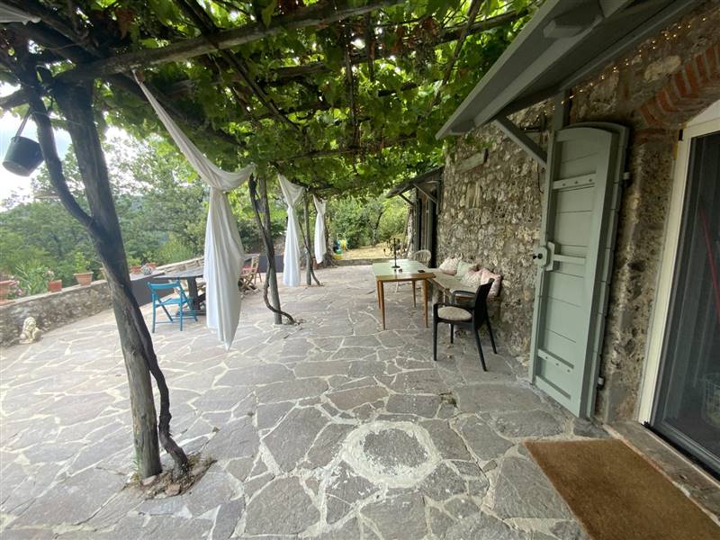Casale in pietra immerso nelle colline 