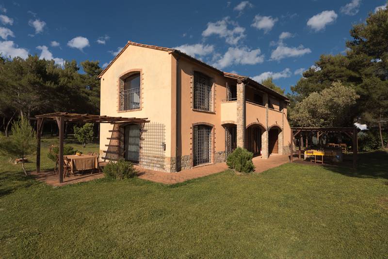 Rustico restaurato con piscina in vendita a Suvereto 