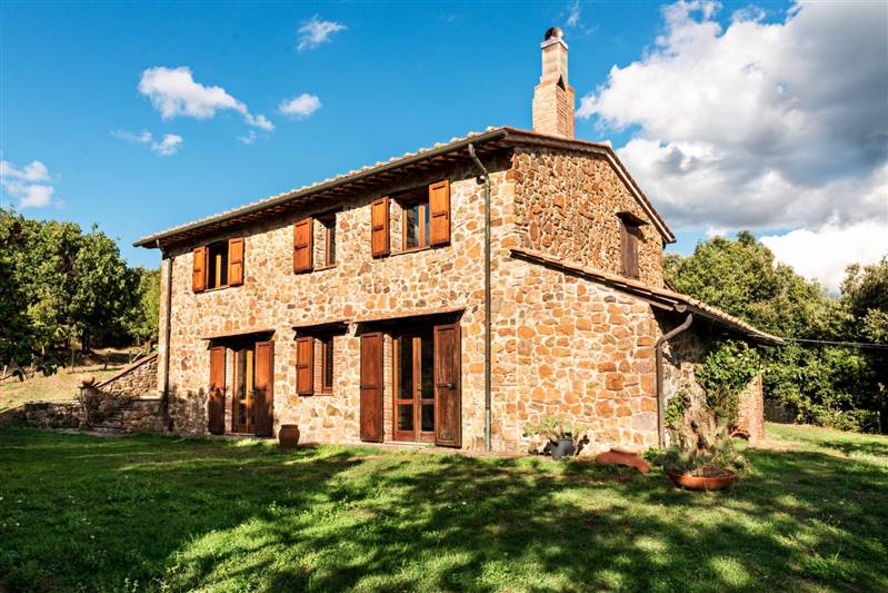 Casale in pietra diviso in due appartamenti indipendenti immerso nel campagna nelle vicinanze della splendida Massa Marittima 