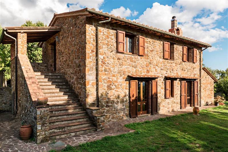 Casale in pietra diviso in due appartamenti indipendenti immerso nel campagna nelle vicinanze della splendida Massa Marittima 