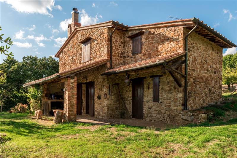 Casale in pietra diviso in due appartamenti indipendenti immerso nel campagna nelle vicinanze della splendida Massa Marittima 