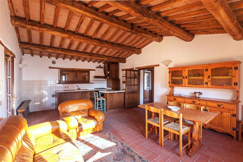 Casale in pietra diviso in due appartamenti indipendenti immerso nel campagna nelle vicinanze della splendida Massa Marittima 