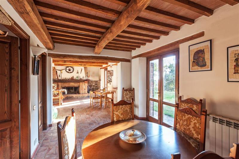 Casale in pietra diviso in due appartamenti indipendenti immerso nel campagna nelle vicinanze della splendida Massa Marittima 